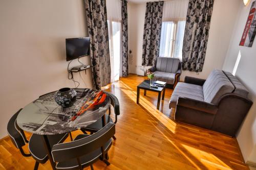 斯韦蒂·斯特凡尼加公寓的客厅配有桌子和沙发