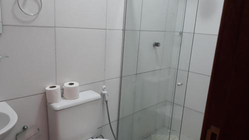 特里温福Pousada Pedra do Sossego的一间带玻璃淋浴间和卫生间的浴室