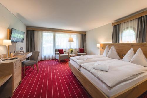 克洛斯特斯克洛斯特斯日星酒店的酒店客房设有一张大床和一张书桌。