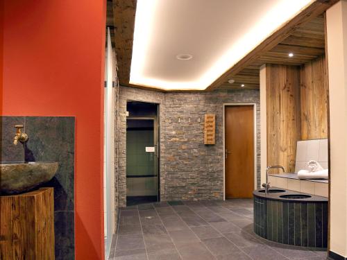 克洛斯特斯克洛斯特斯日星酒店的浴室设有橙色墙壁和水槽