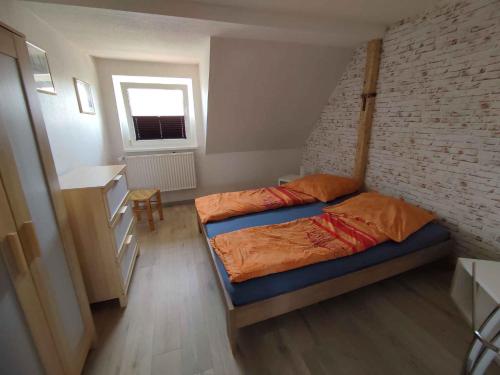 施特拉尔松德Apartment in Stralsund 2736的一间卧室设有两张床和砖墙