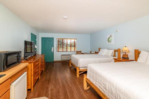 莱克威尔士Camp Mack, A Guy Harvey Lodge的一间卧室配有两张床和一台平面电视
