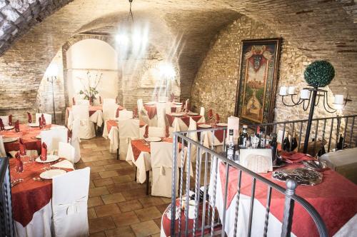 瓦斯托洛坎达狄巴洛尼酒店的一间设有白色桌子和白色椅子的餐厅
