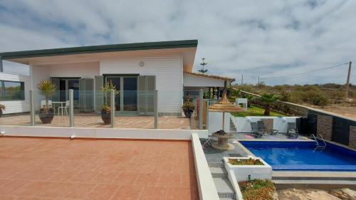 Maison de plage avec piscine et vue sur mer平面图