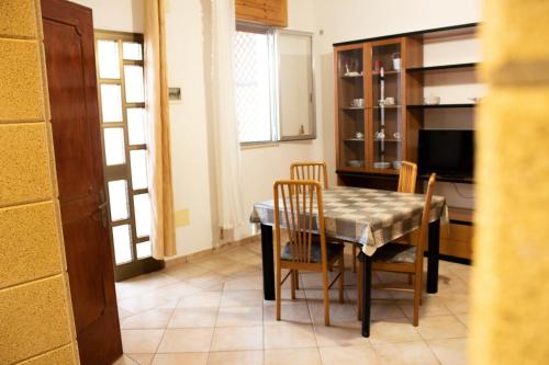 莱乌卡Casavacanze Antonio的厨房以及带桌椅的用餐室。