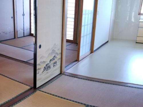 OdaUminomanmaesou - Vacation STAY 65243v的一个空房间,有门和镜子