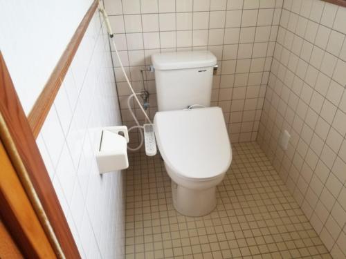OdaUminomanmaesou - Vacation STAY 65243v的浴室位于隔间内,设有白色卫生间。