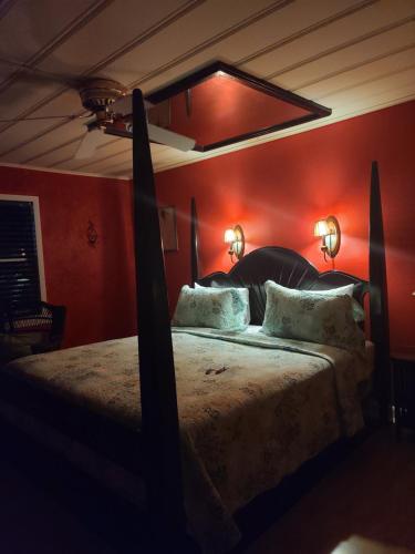 基拉戈Snappers Key Largo的一间卧室设有一张带红色墙壁的大床
