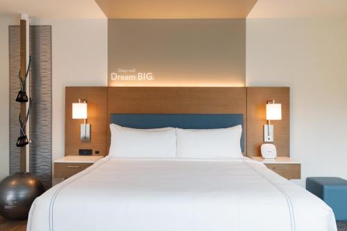 罗切斯特EVEN Hotels Rochester - Mayo Clinic Area, an IHG Hotel的一张大白色的床,位于酒店客房内