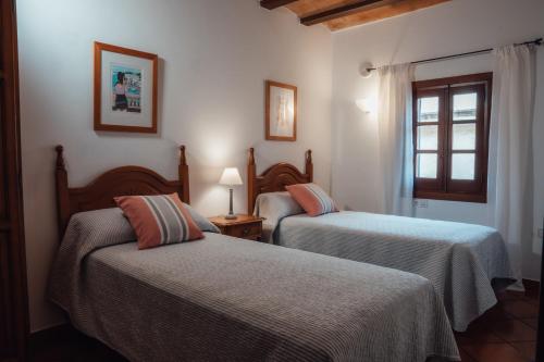 休达德亚Menurka-Santa Clara的一间卧室设有两张床和窗户。