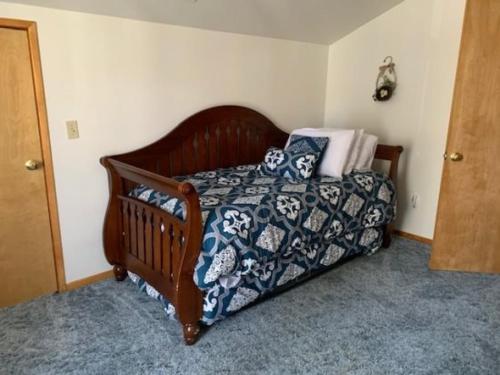 六月湖Rr-june Lake Lodge的一间卧室配有一张带枕头的木床