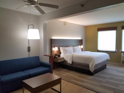 代托纳海滩代托纳海滩智选假日酒店的酒店客房,配有床和蓝色的沙发