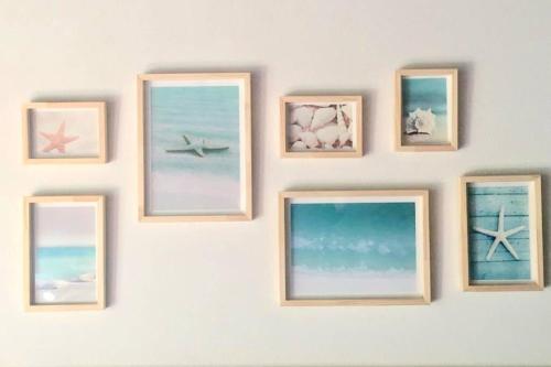 ManantialesAlmarena, tu casa en Punta del Este的墙上有四幅海洋照片