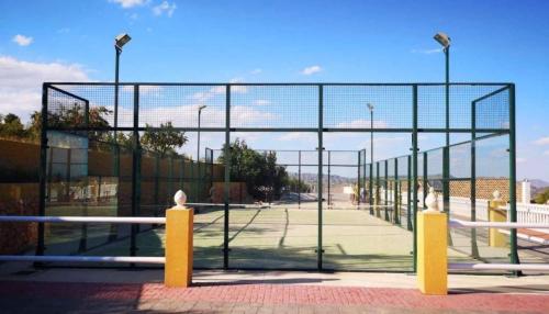 FérezFinca La Ecarada. Férez (Albacete)的网球场上的击球笼