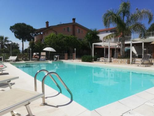 SantʼOmeroAnthos Casa Vacanze的度假村内一个蓝色的大泳池