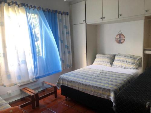 Excelente Apartamento no Canto do Tortuga, praia da Enseada - Guarujá客房内的一张或多张床位