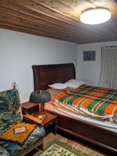泽拉夫纳Momka's house的一间卧室配有一张床、一张沙发和一把椅子