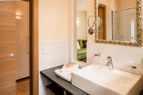 泰尔梅诺Hotel Residence Pernhof的一间带水槽和镜子的浴室