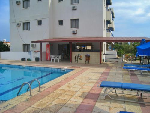 普罗塔拉斯Maouris Hotel Apartments的大楼前的游泳池