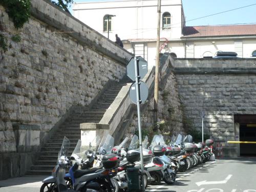 斯培西亚奥罗拉酒店的停在砖墙旁边的一排摩托车
