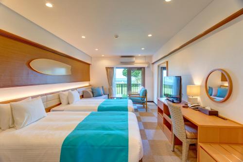 石垣岛石垣海滨酒店的酒店客房配有两张床和一张书桌