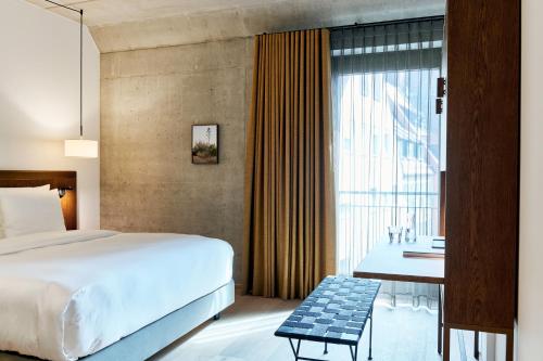 纽伦堡Karl August - a Neighborhood Hotel的酒店客房设有床和窗户。