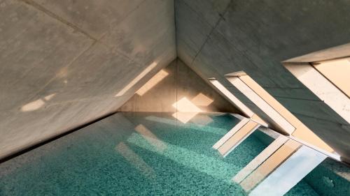 纽伦堡Karl August - a Neighborhood Hotel的享有游泳池上方的玻璃地板美景