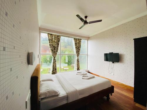 乌提Tulips Valley View Resorts的一间卧室设有一张床和一个大窗户