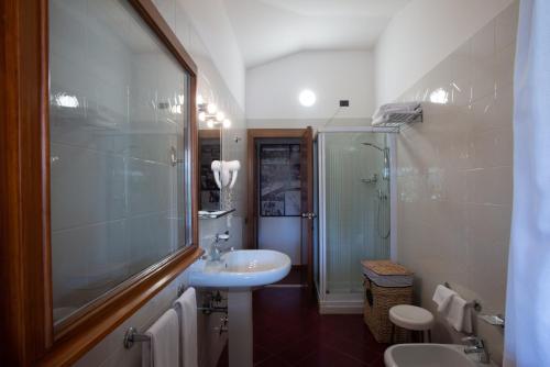 科内利亚诺西玛酒店的一间带水槽和淋浴的浴室