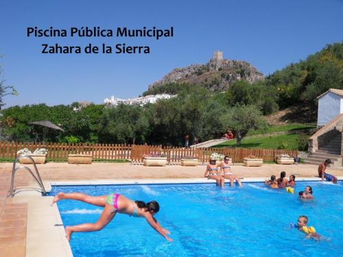 扎哈拉Casa Rural Plaza Zahara Buenas Vistas的一群人在游泳池里