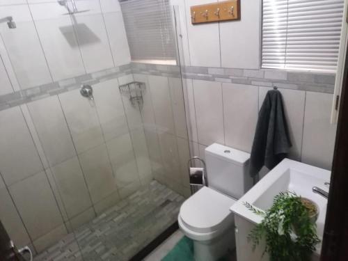 圣卢西亚Villa Mia 15的带淋浴、卫生间和盥洗盆的浴室