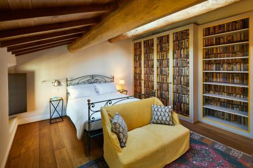 拉文纳Casa Gugù的一间卧室配有床、椅子和书架