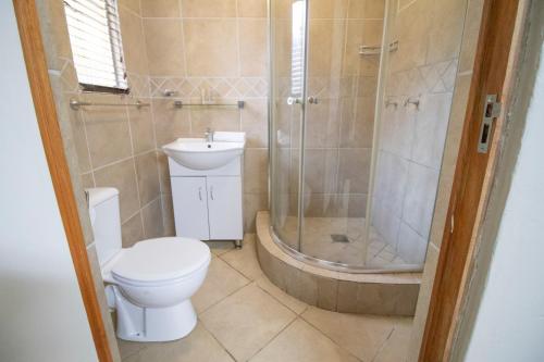 勒斯滕堡BON Hotel Rustenburg的浴室配有卫生间、淋浴和盥洗盆。
