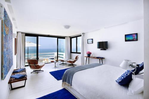穆莱布索勒姆Vila Bea的一间卧室配有一张床,享有海景