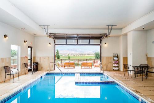 托里红沙酒店的山景别墅内的游泳池