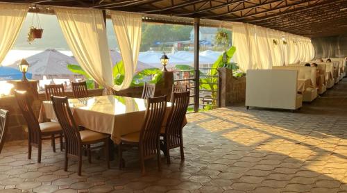 朱布加Velvet Sea的一间带桌椅的海景餐厅