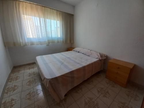 甘迪亚海滩Apartamento IRIS playa de Gandia的一间小卧室,配有床和窗户