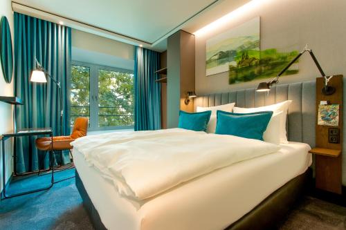 Motel One Stuttgart-Hauptbahnhof客房内的一张或多张床位