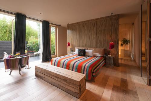 圣克里斯托瓦尔-德拉斯卡萨斯博酒店的一间卧室配有一张床,卧室配有长凳