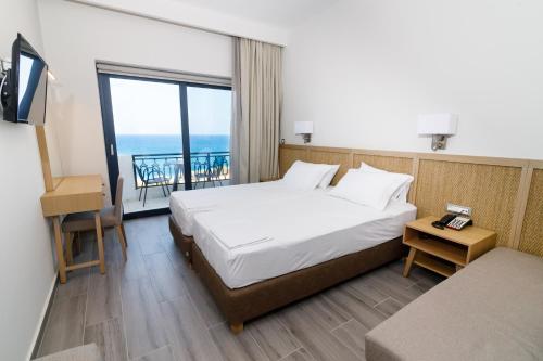 基帕里夏Elegant Beach Hotel - former Hotel Tsolaridis的酒店客房设有一张床,享有海景。