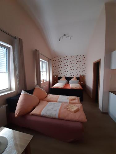 瓦森贝格Landhaus Effeld的一间卧室设有两张床和两个窗户。