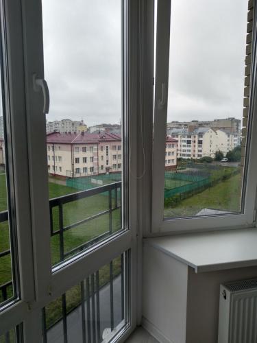 卢茨克Apartment Ivashchenka 1a的客房设有2扇窗户,享有大楼的景致。