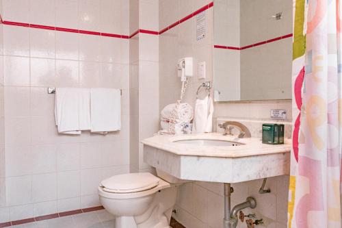 墨西哥城Ayenda Frida Costa Azul的白色的浴室设有卫生间和水槽。