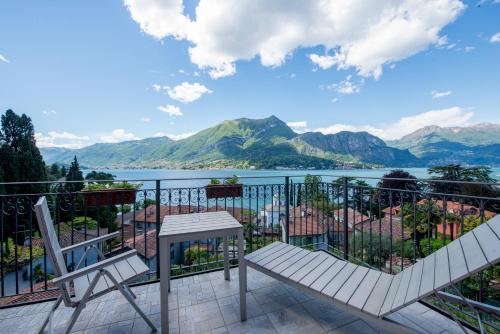贝拉吉奥Albergo Silvio的享有湖泊和山脉美景的阳台。
