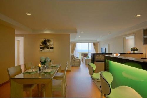 民都鲁金河公寓酒店的用餐室以及带桌椅的厨房。