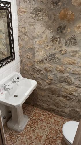 MarañaAbuela Eulalia的一间带水槽和石墙的浴室