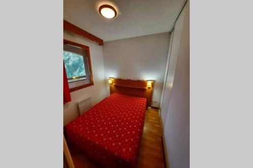 阿尔维厄Appartement en plein coeur du Queyras - Les Granges d'Arvieux的一个小房间,设有一张红色的沙发,带有窗户