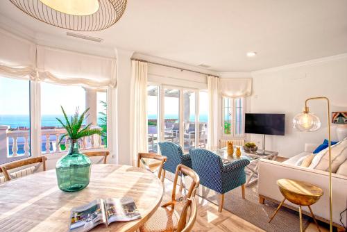 奇克拉纳－德拉弗龙特拉Genteel Home Mirador de La Barrosa的客厅配有桌椅和沙发