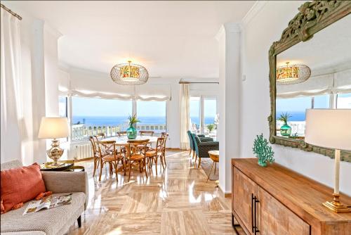 奇克拉纳－德拉弗龙特拉Genteel Home Mirador de La Barrosa的客厅配有桌椅和镜子