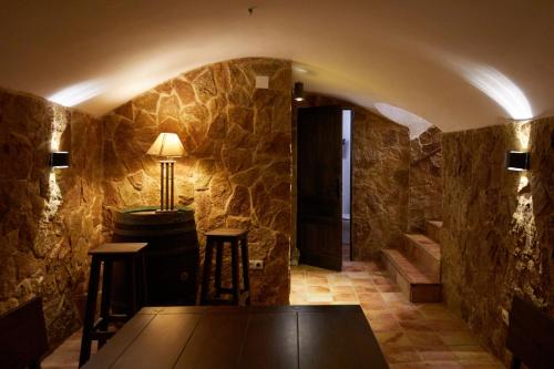 OnilRacó D Onil的石墙内的房间,配有桌子和凳子
